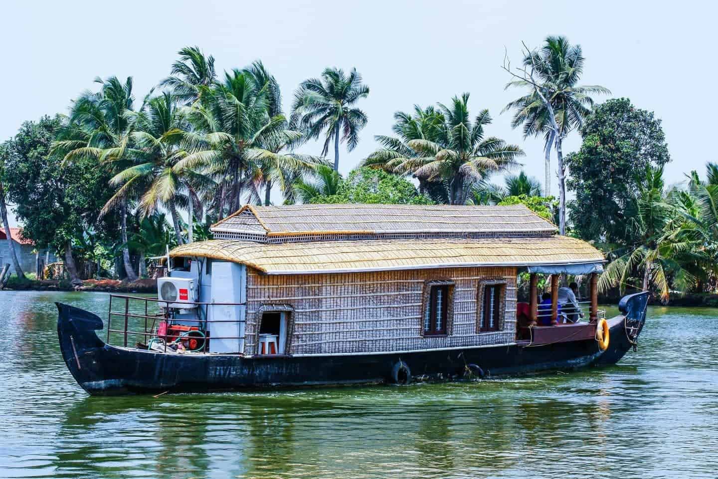 OYO Houseboats Alleppey Heritage 1