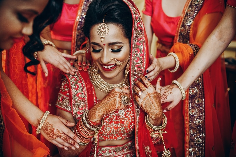 Beautiful Smiling Indian Bride Posing Jewelry Stock Photo 1101304436 |  Shutterstock